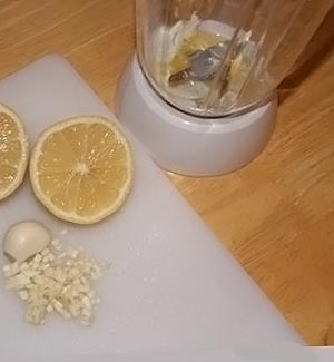 Яйцо и чеснок в блендер