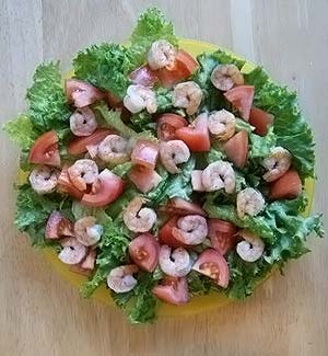 уложите помидоры и креветки