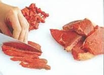 Нарежьте мясо на маленькие кубики