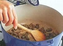 Подрумяньте запанированное мясо в кастрюле