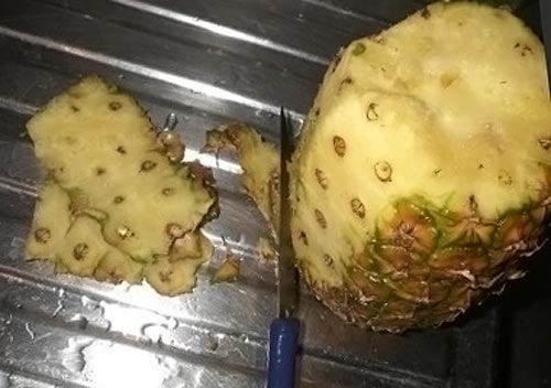 сверху вниз, срежьте кожуру