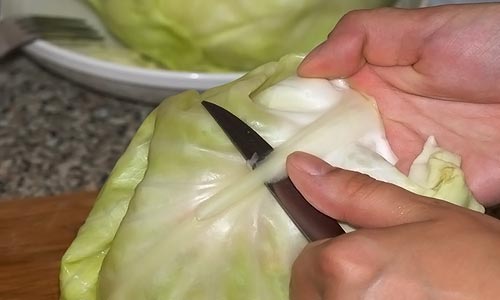 обрежьте жесткую часть листа