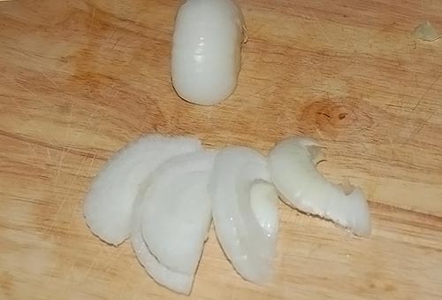 нарезать полукольцами лук