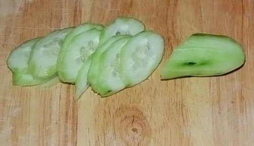 огурцы нарезать кружками