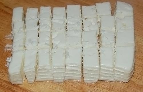 брынзу нарезать кубиками