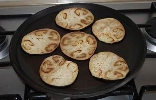 Обжарьте баклажаны на сковороде