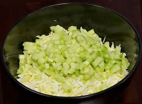 Очистить и нарезать кубиками огурец