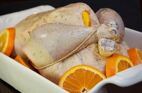 обложите курицу апельсинами и поставьте в духовку