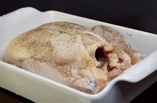 Натереть курицу солью и чесноком