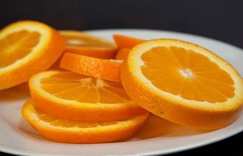 Нарезать кружечками апельсины