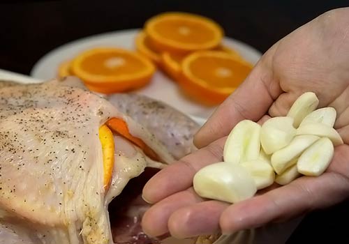 Очистить и нарезать дольками чеснок