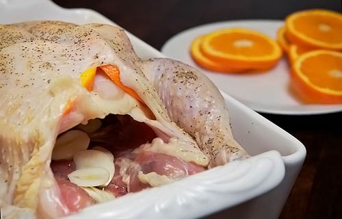 Положить чеснок в курицу