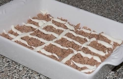 Разложить ровным слоем рыбу