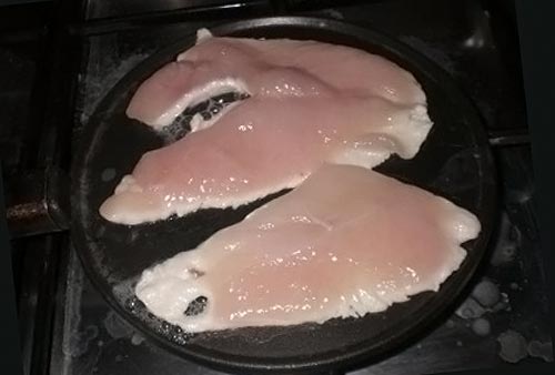 Пожарьте куриные грудки