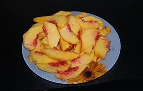 порежьте персики ломтиками