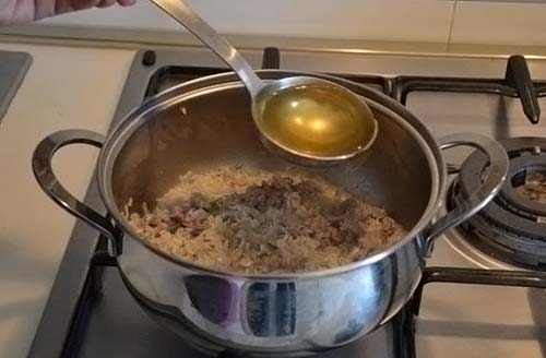 Добавьте горячий бульон