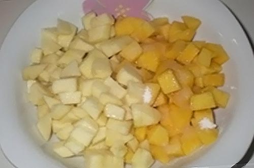 добавьте в нарезанные фруктысахар и бренди
