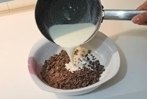 Приготовьте шоколадную глазурь