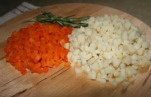 Нарезать моркови и картофель кубиками