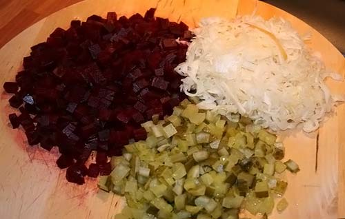 Нарезать кубиками огурцы и свеклу