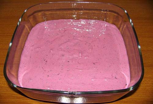 Ягоды перетереть с сахаром и сметаной