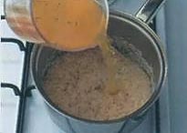 Отварите рис в курином бульоне