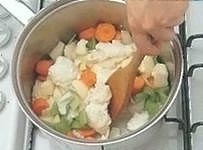 Разрежте омара на куски и положите в кастрюлю