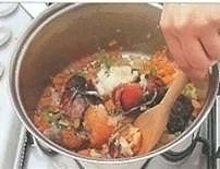 Полейте в суп бренди и подожгите