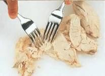 Разделите курицу на кусочки 