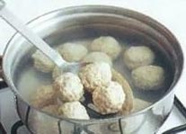 Проварите фрикадельки в кипящей воде 7 мин 