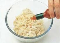 Смешайте крабовое мясо с соусом