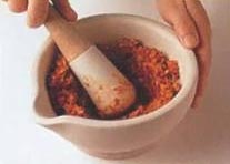 Обжарить зерна кориандра и кумина 
