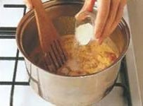 Проварите курицу в соусе