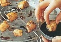 Зажарьте куриные кубики на гриле