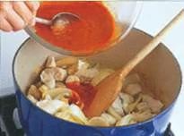 Добавьте в кастрюлю курицу
