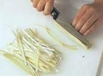 Нарежьте соломкой говядину, ростки бамбука и порей