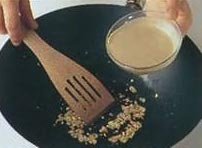 жарьте лапшу 1 минуту