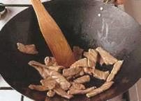 Обжарьте мясо в воке