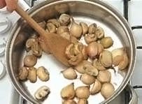 обжарьте до золотистого цвета луковки