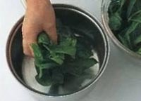 Шпинат размягчить к кипящей воде