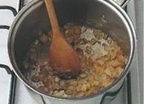 В масле обжарьте лук