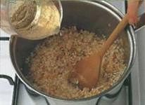 залейте рис вином