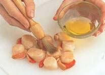 смажьте гребешки оливковым маслом