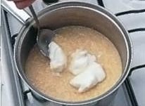 Добавьте взбитый белок