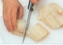 Нарежьте рыбу на куски 7,5 см 