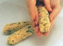 Слепите из сырной смеси колбаски