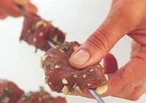 Нанижите кубики мяса на шампуры 