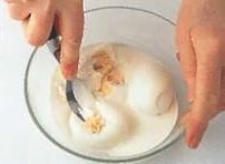 Смешайте яйца со сливками