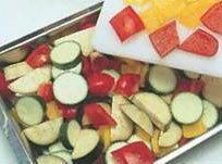 Уложите в жаровню куски красного и желтого перца, баклажаны и кабачки