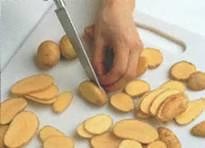 Бланшируйте картофель в большой кастрюле 